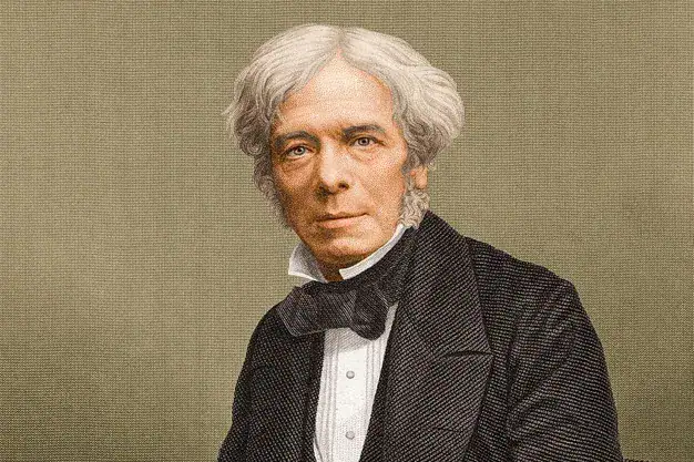 Retrato de um homem com cabelo grisalho, vestindo fato escuro, camisa branca e laço, olhando para a câmera.